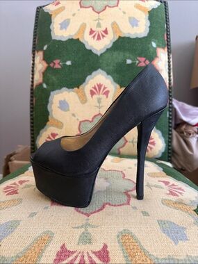 Qupid Black Platform Stiletto Pumps